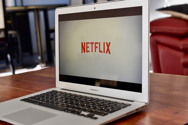  Netflix веќе не прогледува низ прсти: Ќе наплатува за споделување лозинки
